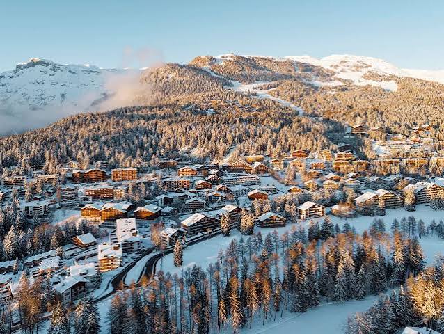 Crans-Montana sous la neige au lever du soleil