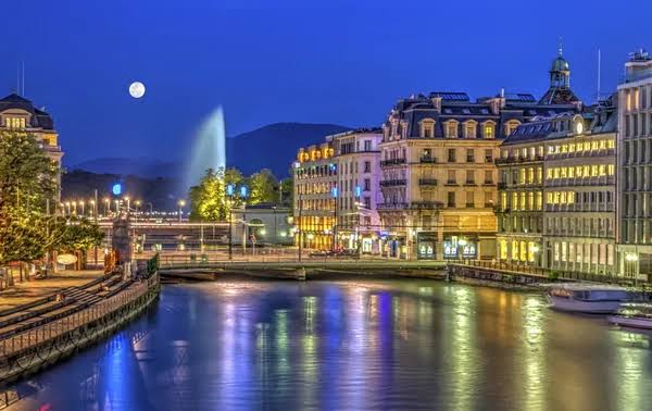 Les quais de Genève et le jet d’eau à la tombée de la nuit