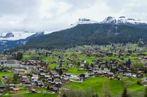 Les chalets de Gstaad et les Alpes bernoises au printemps