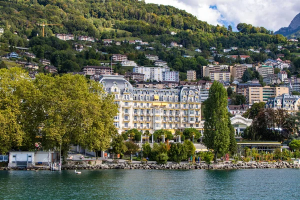 Le front de lac de Montreux et son hôtel Belle Époque
