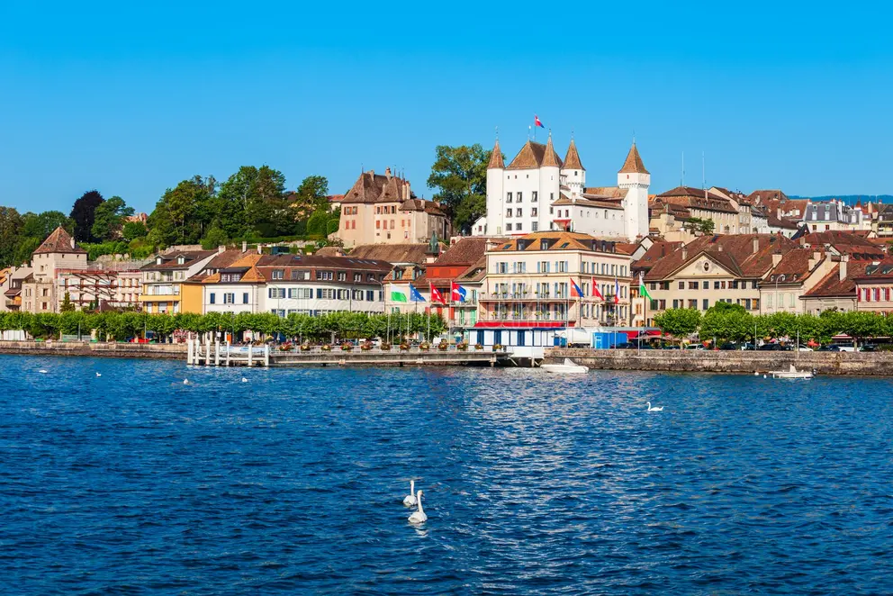 Le château de Nyon et la vieille ville vus depuis le lac Léman